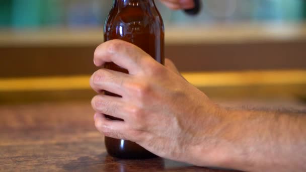Incline Uma Garrafa Cerveja Bar Fechar Garrafa Cerveja — Vídeo de Stock