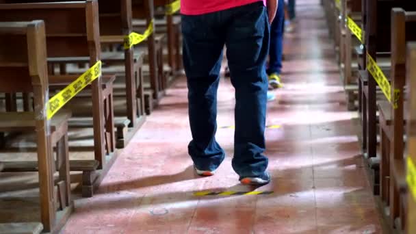 Церква Пандемії Коронавірусу Соціальне Дистанціювання Всередині Церкви — стокове відео