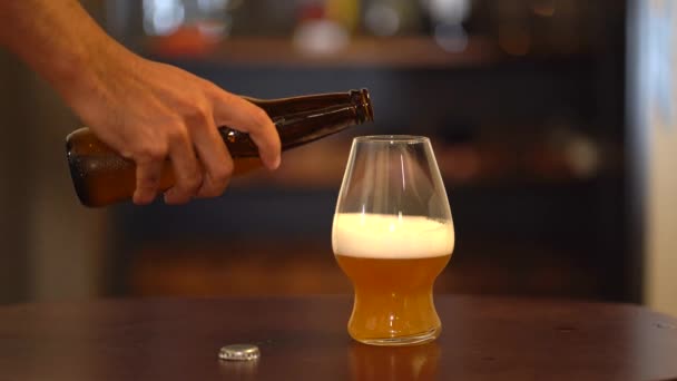 Gros Plan Servir Bière Dans Verre — Video
