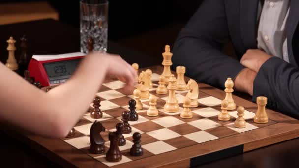 Strategický Koncept Vyjádřený Mužem Ženou Kteří Hrají Šachovou Hru — Stock video
