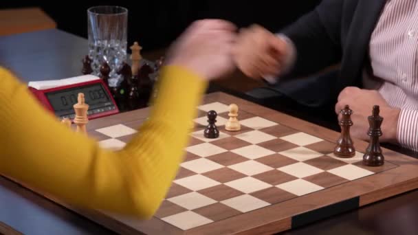 Γυναίκα Παίζει Τον Άντρα Στρατηγικό Παιχνίδι Σκάκι Γκρο Πλαν Υψηλή — Αρχείο Βίντεο
