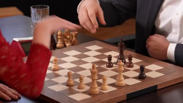 女人在国际象棋比赛中攻击和制衡男人 高角度视角 — 图库视频影像