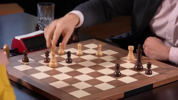 Γρήγορες Κινήσεις Σκακιού Στο Τελικό Μικτό Ματς Μεταξύ Γυναίκας Και — Αρχείο Βίντεο