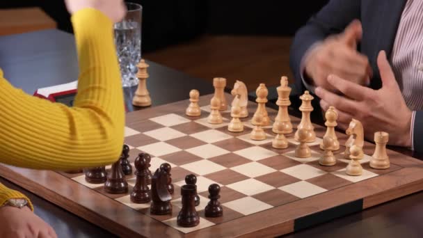 国际象棋比赛以法国防守策略开场 静态射击和关闭 — 图库视频影像