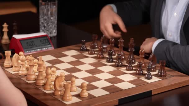 Неузнаваемые Мужчина Женщина Пожимают Руку Перед Игрой Шахматы Статический Выстрел — стоковое видео