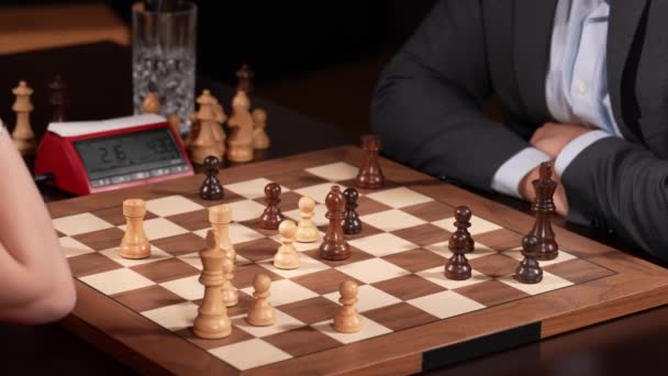 Άντρας Κερδίζει Ενάντια Στη Γυναίκα Ματ Κατά Διάρκεια Μικτού Σκακιού — Αρχείο Βίντεο