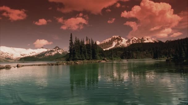 Colore 16Mm Film Cielo Rosso Sopra Lago Glaciale Una Montagna — Video Stock