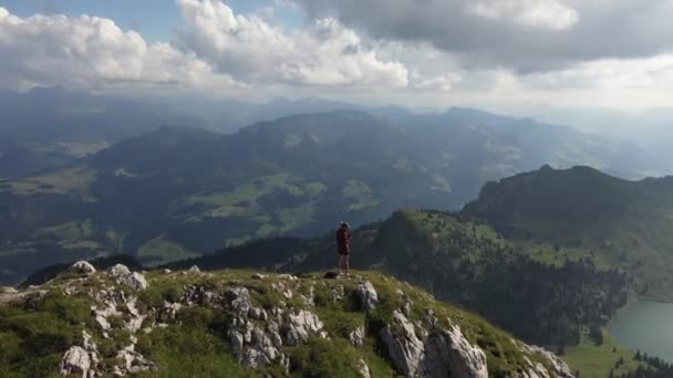 Genç Adam Tek Başına Kamerasıyla Muhteşem Dramatik Muhteşem Manzaranın Üzerinde — Stok video