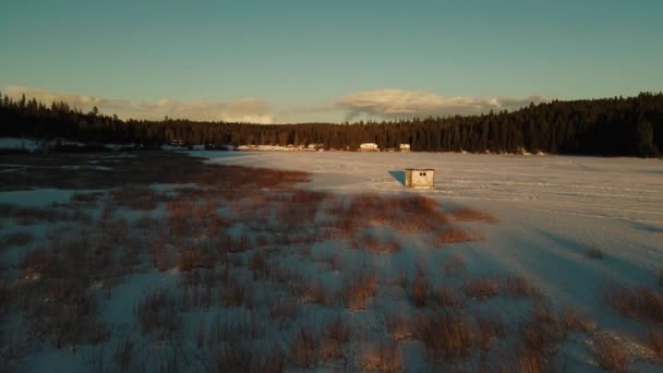 Drone Shot Van Ijsvishut Bevroren Meer British Columbia Canada — Stockvideo