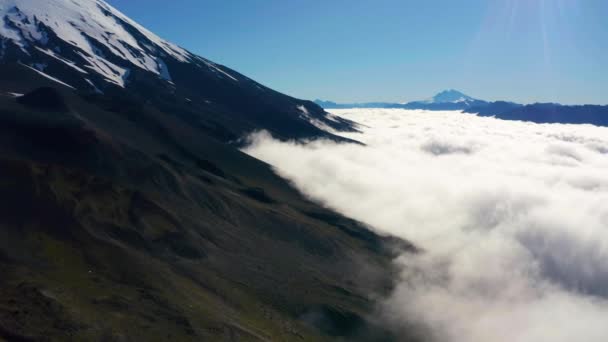 Luftaufnahme Der Gebirgsketten Des Nationalparks Vicente Perez Rosales Chile Tief — Stockvideo