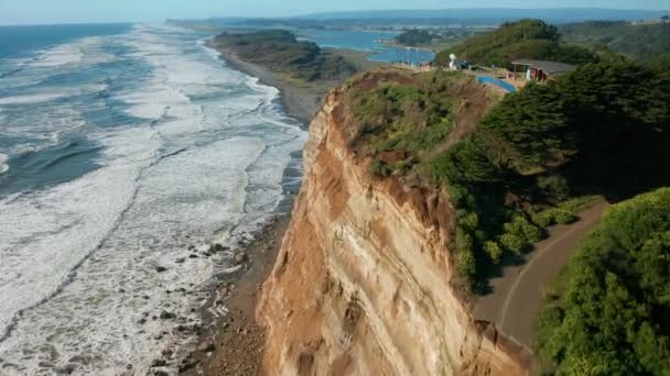 Paisaje Aéreo Que Muestra Costa Puerto Saavedra Chile Con Empinados — Vídeos de Stock