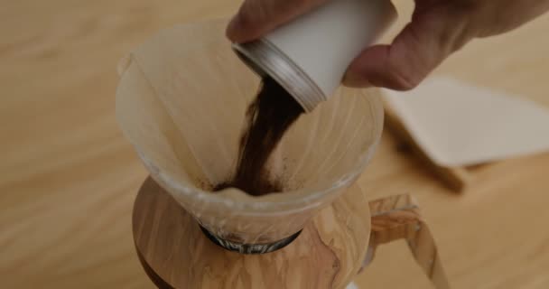 Preparando Grãos Para Preparar Café V60 Tiro Apertado Com Close — Vídeo de Stock