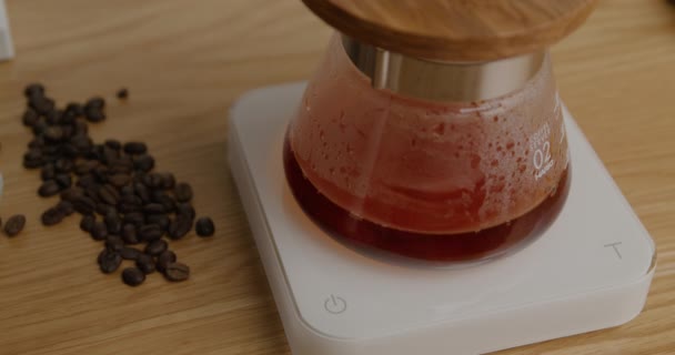 Filtertropfkaffee Tropft V60 Kolben Mit Kaffeebohnen Auf Der Seite — Stockvideo