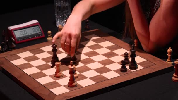 Duas Mulheres Irreconhecíveis Jogam Parte Final Jogo Xadrez Apertam Mãos — Vídeo de Stock