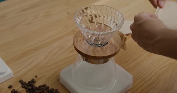 Kahve Demlemek Için Katlanmış Filtre Kağıdı Hareket Etmeden Tripoda Yakın — Stok video
