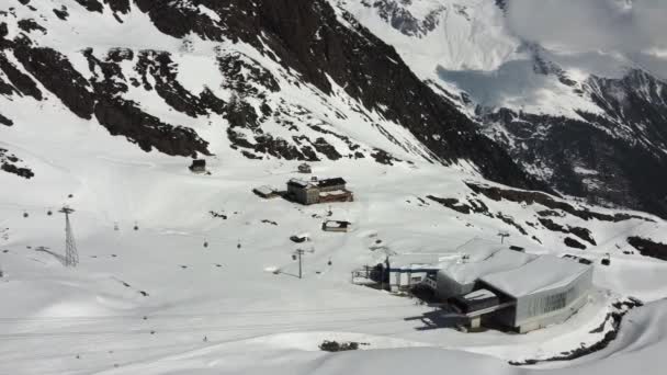 Toevlucht Het Midden Van Skigebied Alpen Zonnige Besneachtige Dag Midden — Stockvideo