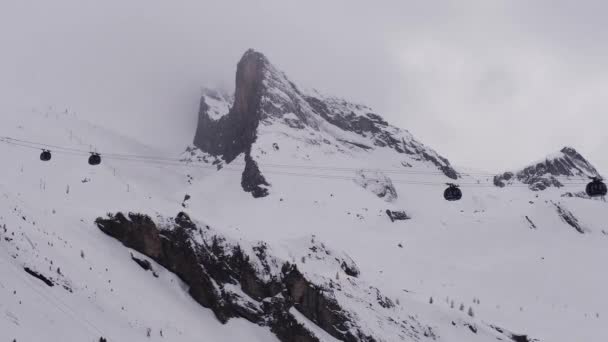 Vadinin Üzerinde Arkasında Dağlar Olan Teleferik Avusturya Hintertux Kayak Merkezi — Stok video