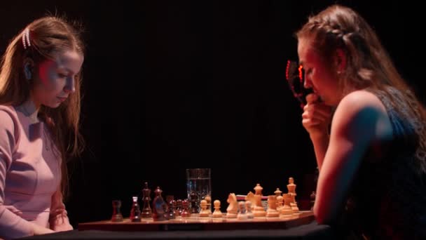 Match Professional Chess Παιχνίδι Μεταξύ Δύο Γυναικών Παικτών — Αρχείο Βίντεο