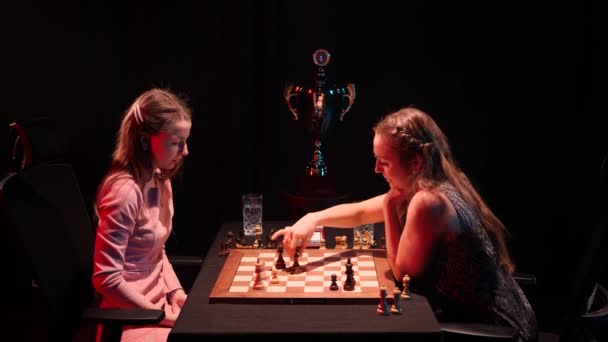 Dua Wanita Muda Yang Menarik Memainkan Pertandingan Final Catur Profesional — Stok Video