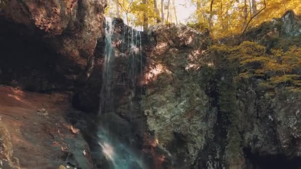 Abgelegener Wasserfall Friedlichem Wald — Stockvideo