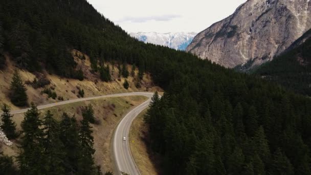 ブリティッシュコロンビア州 カナダの曲がりくねった道を走行する車の空中ビュー — ストック動画