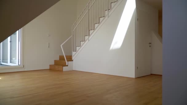 Gran Sala Estar Soleada Con Una Escalera Push Toma Apartamento — Vídeo de stock