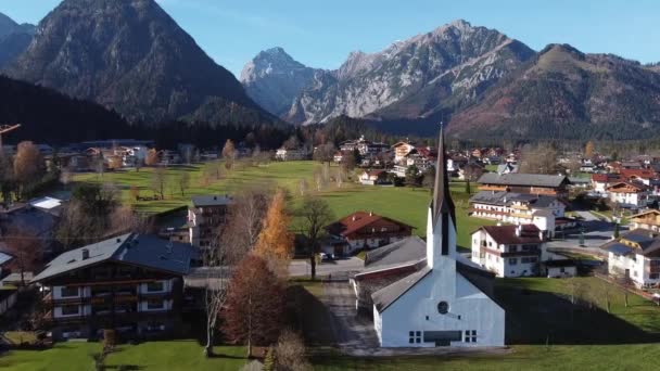 オーストリアの村に教会と家山の中でAchenseeの湖でPertisay アルプスの空中写真 — ストック動画