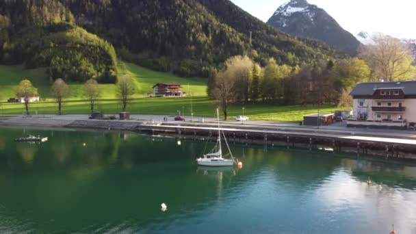 小さなチロルの村Pertisauの高山湖の上の小さなヨット アヘンゼーに浮かぶボート 空の景色 — ストック動画