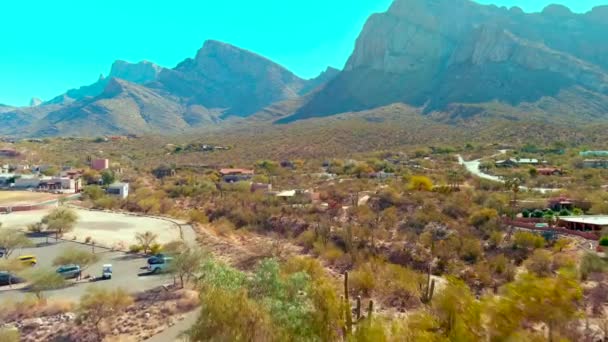 Mozgóképes Emelkedő Drónfelvétel Otthonokról Hegyekről Tucson Arizonában — Stock videók