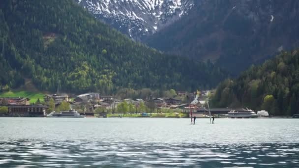 Windsurf Lago Achensee Áustria Barco Água Nas Montanhas Dos Alpes — Vídeo de Stock