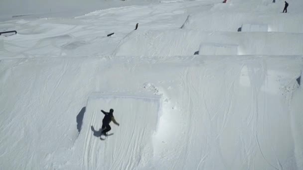 Snowboarder Sautant Sur Kicker Faisant 540 Degrés Spin Snowboard Freestyle — Video