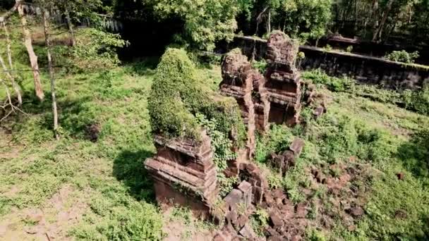 アンコール寺院 Preah Khan Kampong Svayそれ以外の場合はPrasat Bakhanとして知られています 密度の高い熱帯雨林 中央カンボジアのジャングルの中で3つの古代の赤いレンガ造りの塔を取り戻す自然の空中軌道近くのショット — ストック動画