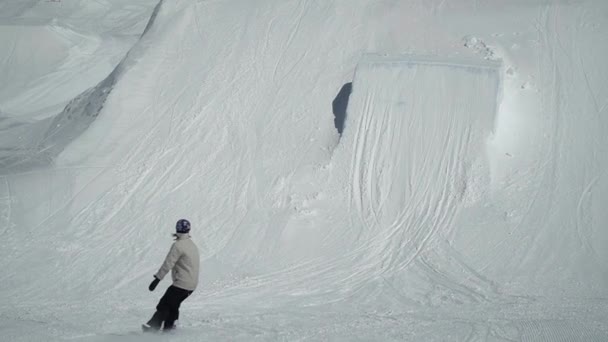 Snowboard Piloto Profissional Pulando Kicker Fazendo Virar Girar Parque Neve — Vídeo de Stock