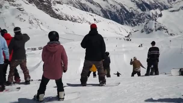 Juventude Estilo Livre Hintertux Snowpark Snowboards Alpes Austríacos Tirol Esqui — Vídeo de Stock