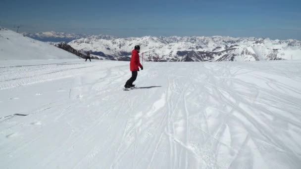 Snowboarder Andar Devagar Pista Esqui Estância Esqui Glaciar Áustria Hintertux — Vídeo de Stock