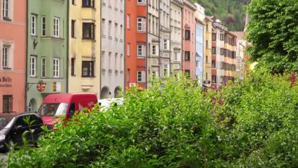 Färgglada Hyreshus Längs Floden Inn Innsbruck Centrum — Stockvideo
