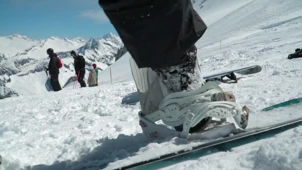 Snowboardåkare Spänner Fast Sig Stängning Snowboard Bindningar — Stockvideo