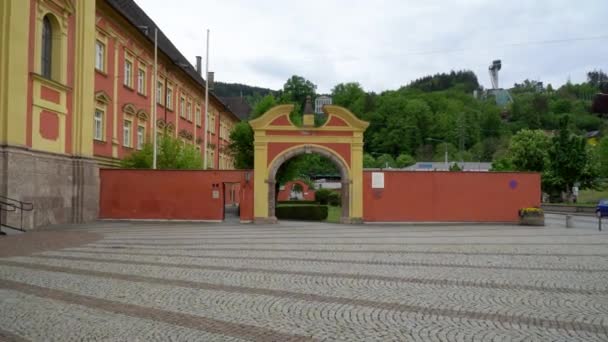 アルプスの旧市街の門に入る Innsbruck — ストック動画