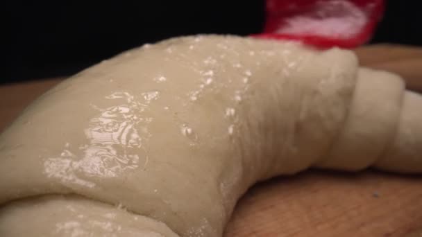 Zblízka Záběr Semen Kapající Čerstvě Hnědou Croissant — Stock video