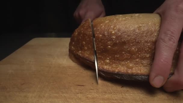 Zpomalený Záběr Kuchaře Krájejícího Čerstvě Upečený Chléb Nožem Pečivo — Stock video