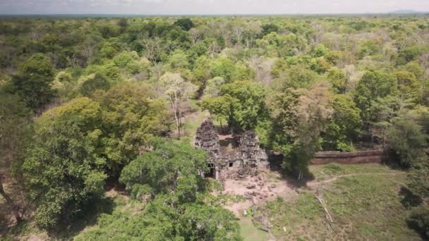 アンコール寺院 Preah Khan Kampong Svay Prasat Bakhan 中央カンボジアジャングルの鬱蒼とした熱帯雨林に隠された正門の空中ドローン軌道 — ストック動画