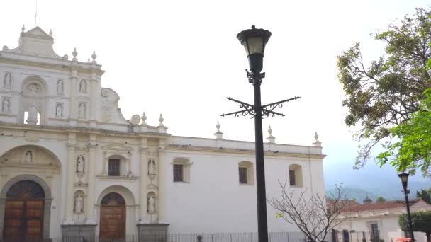 Panning Lövés Park Antigua Guatemala Székesegyház Nélkül Emberek — Stock videók