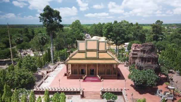 Pagode Whit Antigo Templo Khmer Exuberante Verde Campo Drone Elevador — Vídeo de Stock