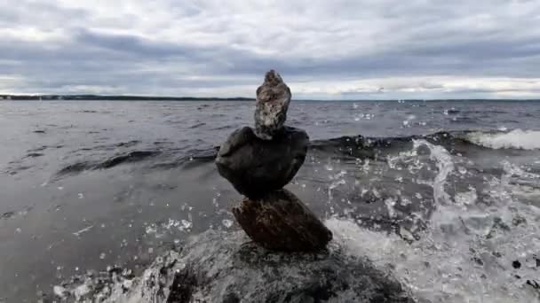 Três Rochas Equilibradas Umas Cima Das Outras Fotografias Filmagens Tampere — Vídeo de Stock
