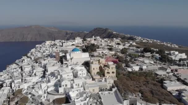 Retirada Aérea Revela Hogares Blancos Brillantes Acantilado Santorini — Vídeo de stock