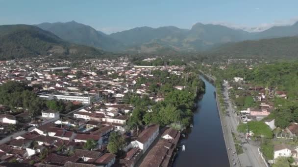 Bergachtergrond Als Antenne Verkent Schilderachtige Koloniale Stad Brazilië — Stockvideo