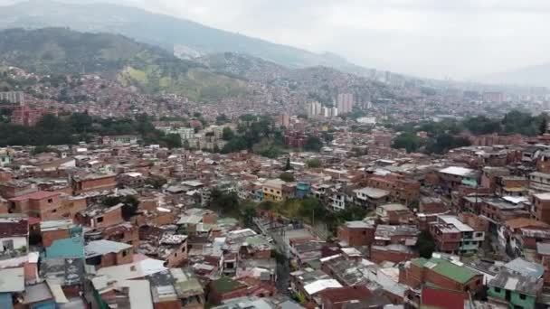 Lav Antenne Comuna Thirteen Favela Med Medellin Bakgrunnen – stockvideo