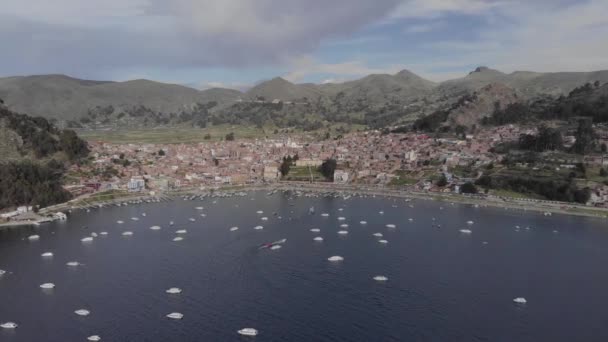 Aproximación Aérea Lenta Costa Copacabana Lago Titicaca Boliviano — Vídeos de Stock