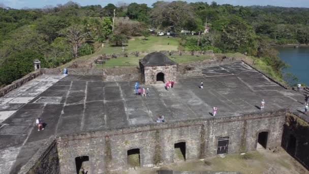 Wisatawan Menjelajahi Sisa Sisa Benteng San Lorenzo Sungai Chagres Panama — Stok Video