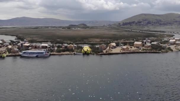 Barco Turístico Caña Dramática Bajo Lona Amarilla Las Islas Flotantes — Vídeos de Stock